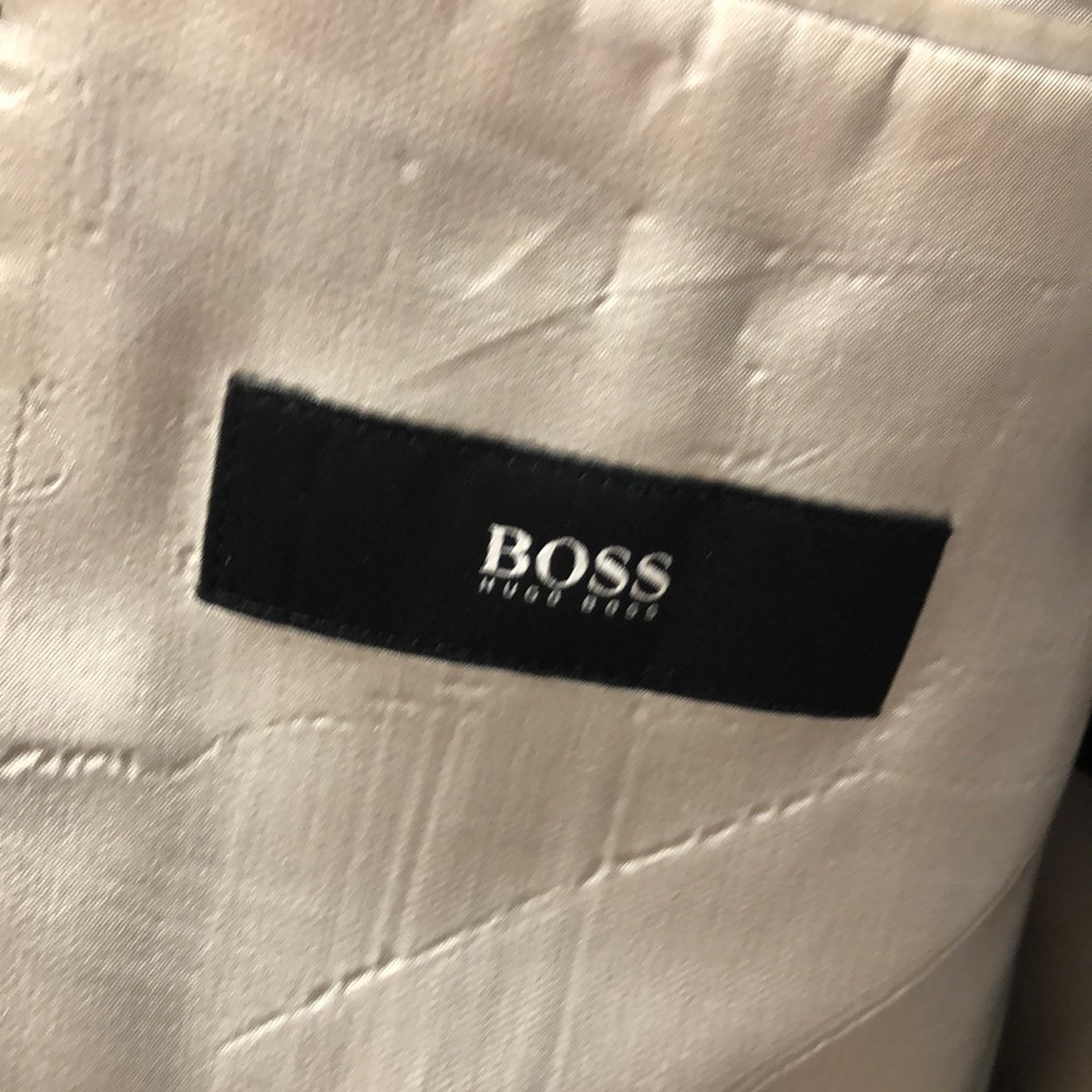 Hugo Boss. Suit 42 R.  Ink slightly visible outside. See photo.  Visible inside